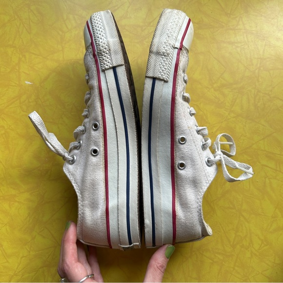 90’s Low Top Converse - Picture 4 of 11